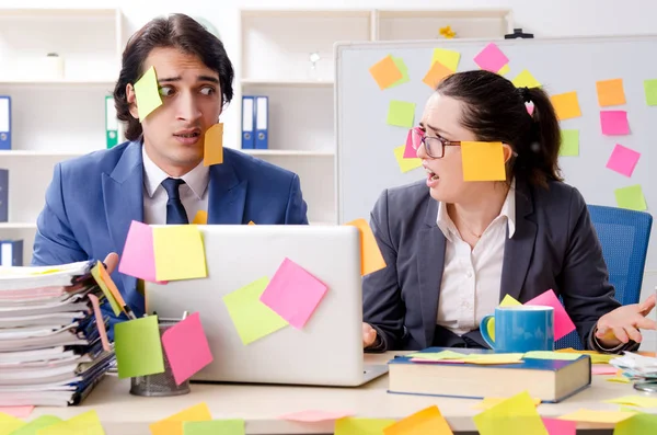 Dos colegas empleados que trabajan en la oficina — Foto de Stock