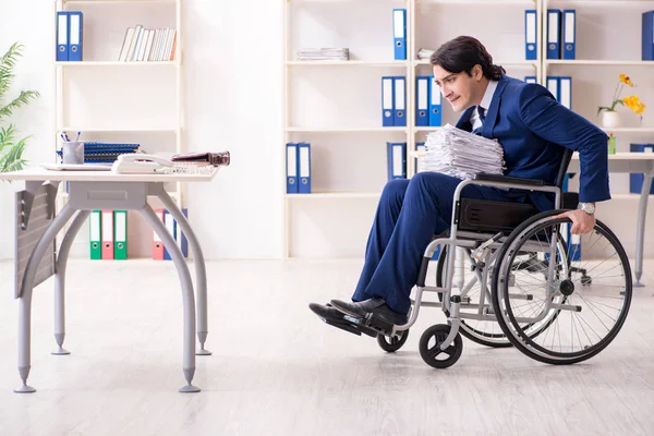 Giovane dipendente di sesso maschile in sedia a rotelle che lavora in ufficio — Foto Stock