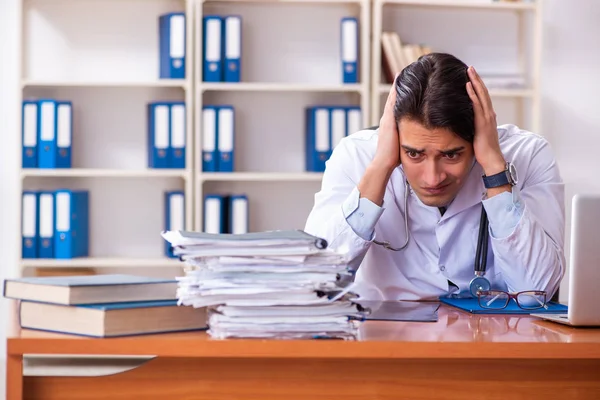 Jeune beau médecin travaillant à la clinique — Photo