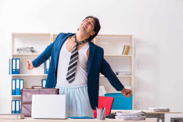 Работник приходит на работу прямо с кровати
