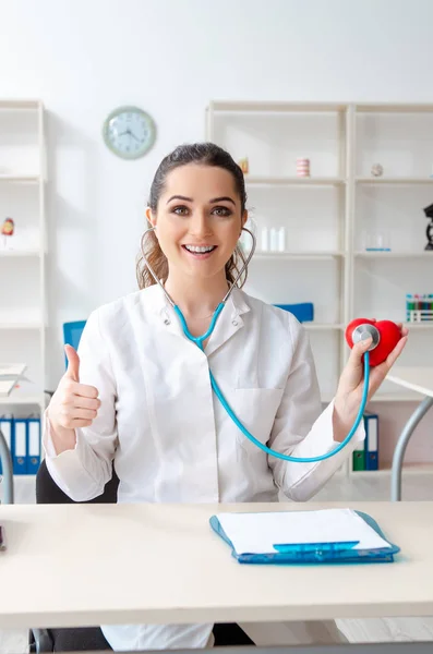 Junge Ärztin Kardiologin arbeitet in der Klinik — Stockfoto