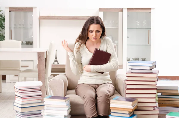 Giovane studentessa che si prepara per gli esami a casa — Foto Stock