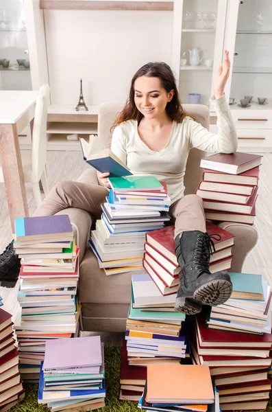 Giovane studentessa che si prepara per gli esami a casa — Foto Stock