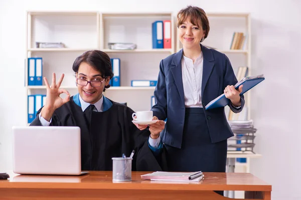 Twee advocaten op kantoor. — Stockfoto