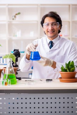 Laboratuarda çalışan biyoteknoloji kimyager