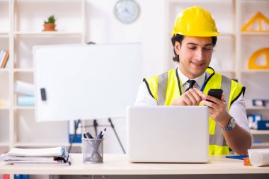 Ofiste çalışan erkek inşaat mühendisi 