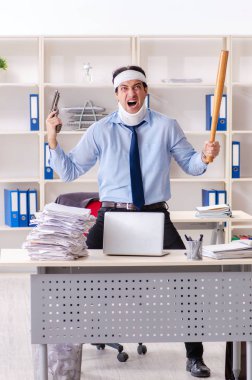 Ofiste çalışan erkek genç yaralı 