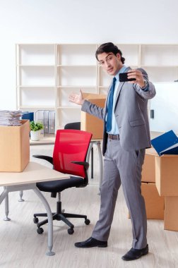 Genç adam çalışan ofiste kutuları ile 