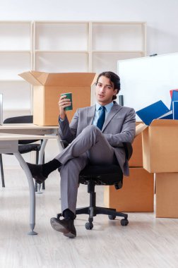 Genç adam çalışan ofiste kutuları ile 