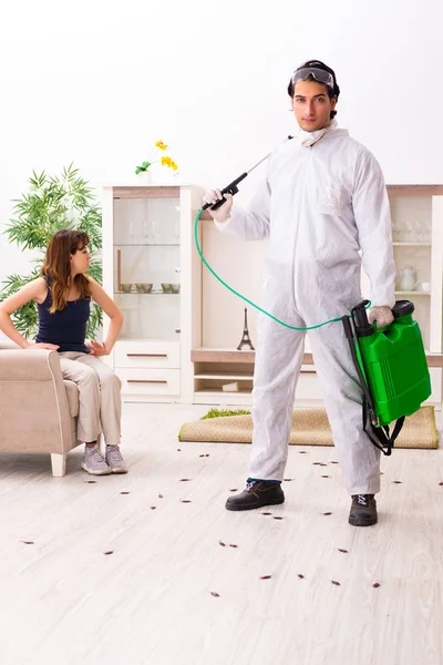 Young professional contractor doing pest control at flat — Stock Photo, Image