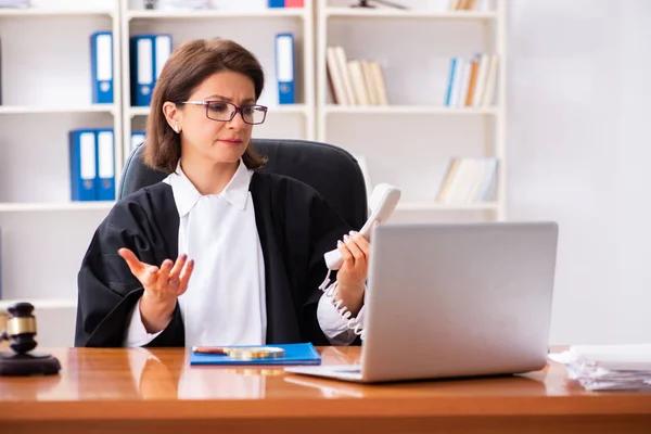 Médico de mediana edad que trabaja en el juzgado — Foto de Stock