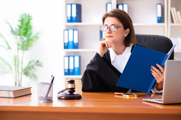 Middelbare leeftijd vrouwelijke arts werkzaam in het gerechtsgebouw — Stockfoto