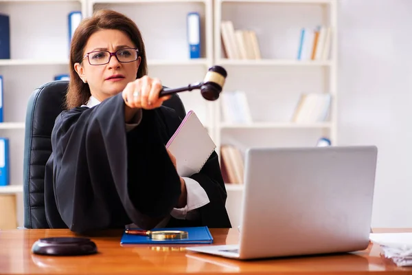 Médico de mediana edad que trabaja en el juzgado — Foto de Stock