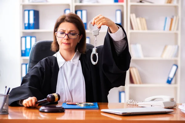 Middelbare leeftijd vrouwelijke arts werkzaam in het gerechtsgebouw — Stockfoto