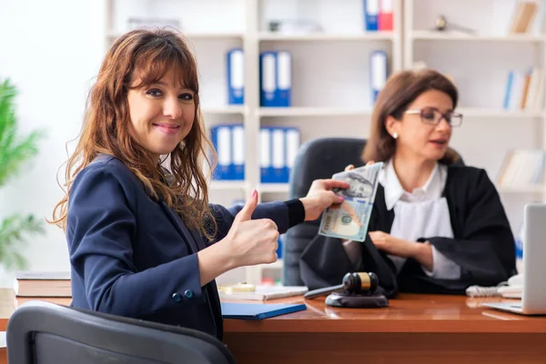 Mujer joven visitando abogada —  Fotos de Stock