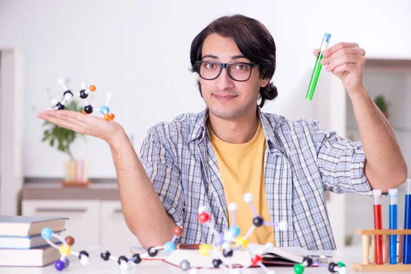 Joven estudiante físico preparándose para el examen en casa —  Fotos de Stock