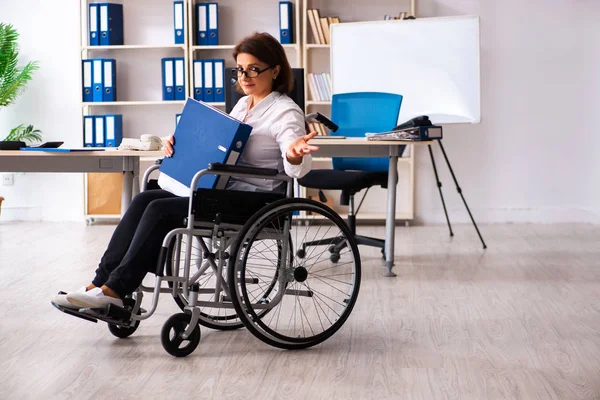 Empleada en silla de ruedas en la oficina — Foto de Stock