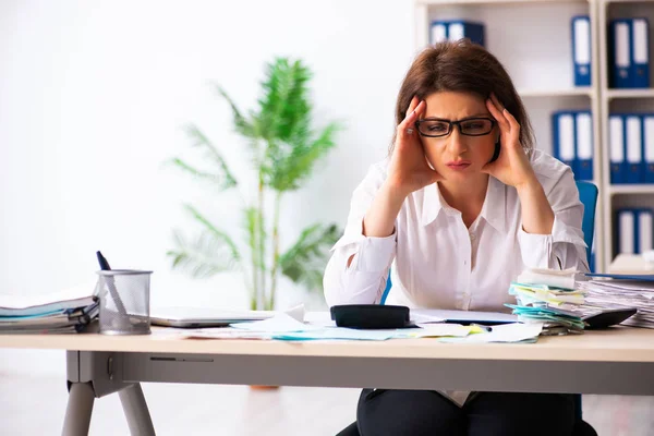 Empregada feminina no conceito de planejamento orçamentário — Fotografia de Stock