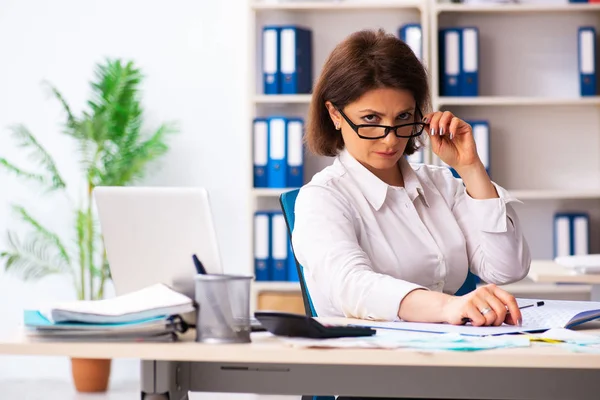 Vrouwelijke werknemers in de budgettaire planning concept — Stockfoto