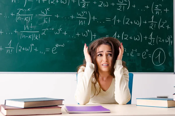 Jovem professora de matemática feminina na frente do quadro — Fotografia de Stock