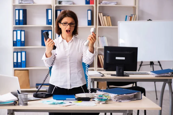 Empleada en concepto de planificación presupuestaria —  Fotos de Stock