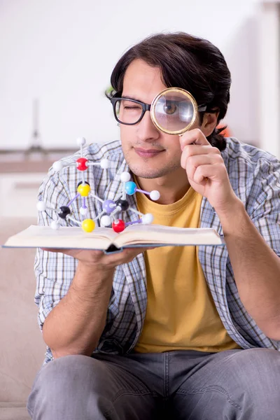 Junge Physikstudentin bereitet sich zu Hause auf Prüfung vor — Stockfoto