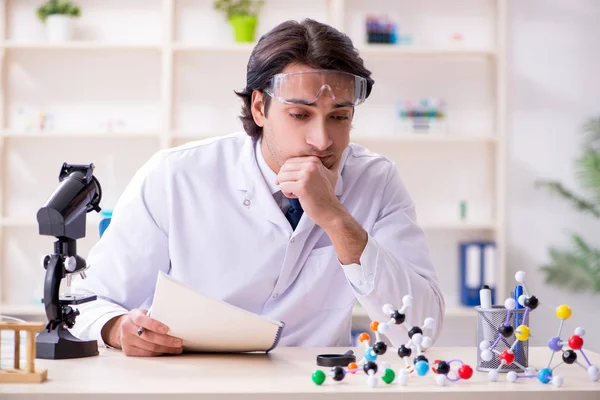 Joven científico masculino trabajando en el laboratorio —  Fotos de Stock