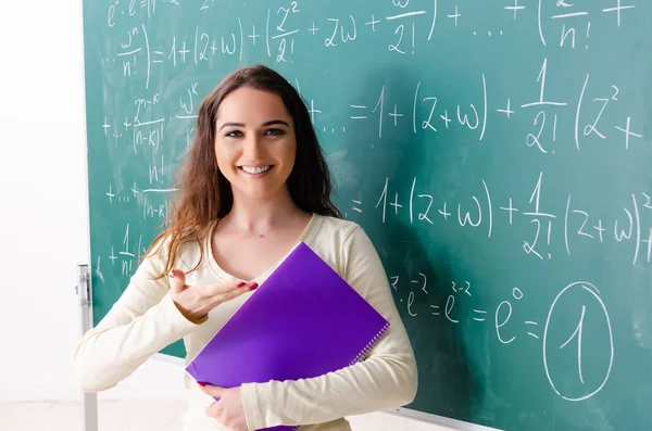 Junge Mathelehrerin vor der Tafel — Stockfoto