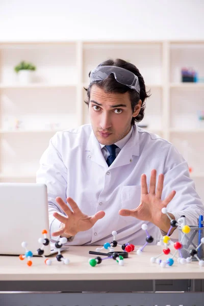 Молодий вчений-чоловік працює в лабораторії — стокове фото
