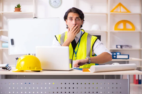 Männlicher Bauingenieur im Büro — Stockfoto