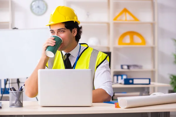 Ingeniero de construcción masculino trabajando en la oficina — Foto de Stock