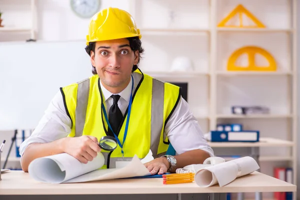 Ofiste çalışan erkek inşaat mühendisi — Stok fotoğraf