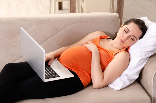 Unga gravid kvinna som arbetar hemma — Stockfoto