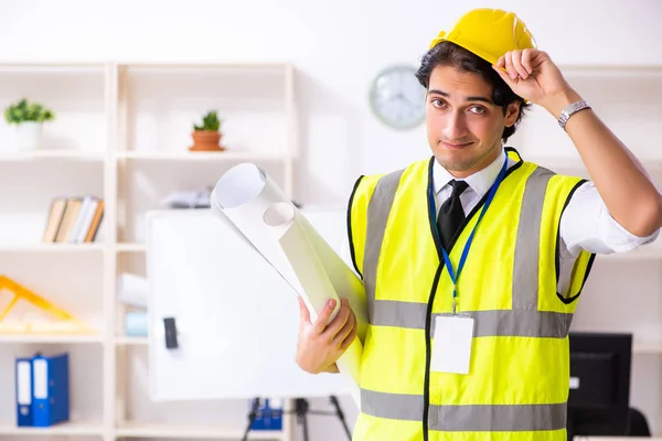 Ingeniero de construcción masculino trabajando en la oficina — Foto de Stock