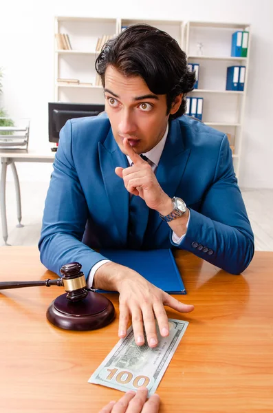 Junge hübsche Richterin sitzt im Gerichtssaal — Stockfoto