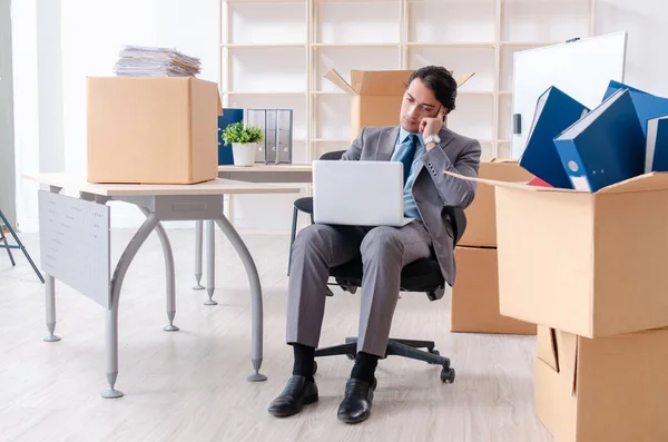 Jeune homme employé avec des boîtes dans le bureau — Photo