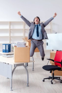 Genç adam çalışan ofiste kutuları ile 