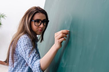 Kara tahta önünde kız öğrenci 