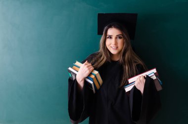 Yeşil kurulu önünde kadın yüksek lisans öğrencisi 