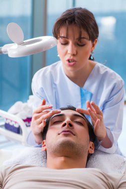 Yakışıklı delikanlı ziyaret kadın doktor güzellik uzmanı