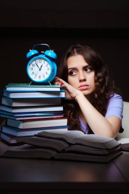 Evde sınavlara hazırlanan genç bir kız öğrenci. 