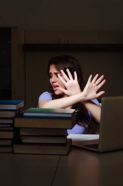 Evde sınavlara hazırlanan genç bir kız öğrenci. 