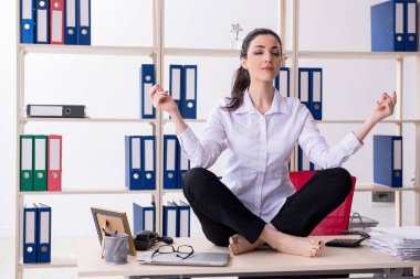 Ofiste egzersiz yapan genç bayan çalışanlar. 