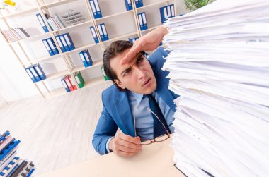 Genç yakışıklı iş adamı aşırı işten memnun değil. 