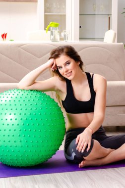 Genç güzel kız fitball ile yapıyor