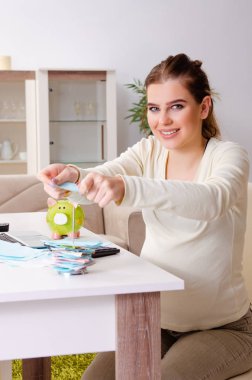 Bütçe planlamada genç hamile kadın 