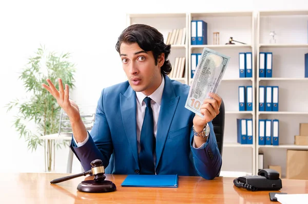 Juez guapo joven sentado en la sala del tribunal — Foto de Stock