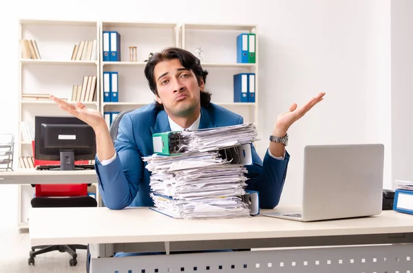 Jung hübsch beschäftigt mitarbeiter sitzen im büro — Stockfoto