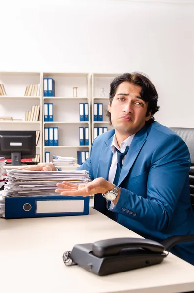 Jung hübsch beschäftigt mitarbeiter sitzen im büro — Stockfoto