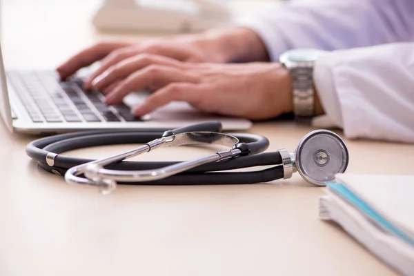 Jovem médico masculino no conceito de telemedicina — Fotografia de Stock